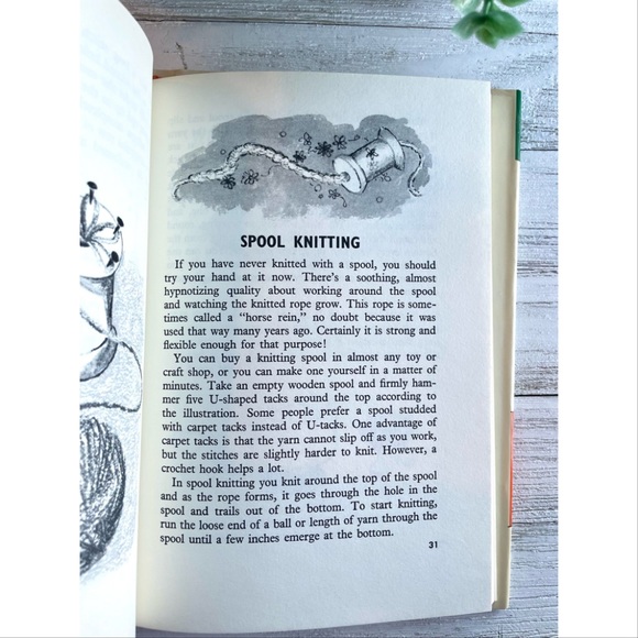 🍒2/$25 Vintage Macrame book, 1960’s art and crafts, 60s fiber arts - Picture 5 of 7